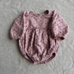 Virágos gyűrt anyagú buggyos ujjú body (68)