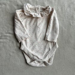Pöttyös fodros galléros body (62)