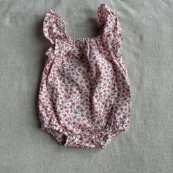 Virágos fodros vállú body (56/62)