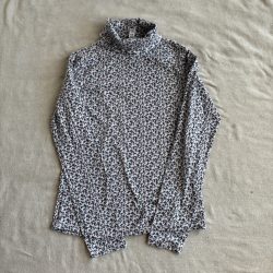 Apró virágos bordázott felső (152)