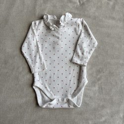 Pöttyös fodros nyakú body (74)