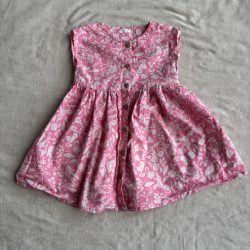 Rózsaszín virágmintás lenge ruha (98)
