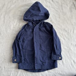 Sötétkék kapucnis dzseki (110)