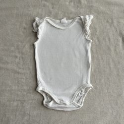 Csipkés vállú body (74)