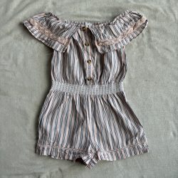 Csíkos fodros vállú jumpsuit (140)