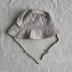 Megkötős napkalap (86/92)