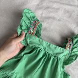 Zöld ruha színes hímzett pánttal (128)