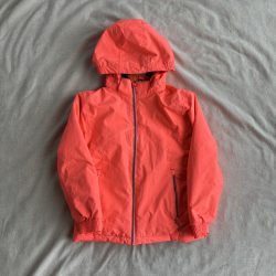 Élénk színű címkés síkabát (128)