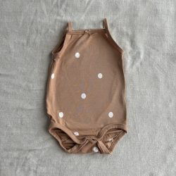 Pöttyös pántos body (74)