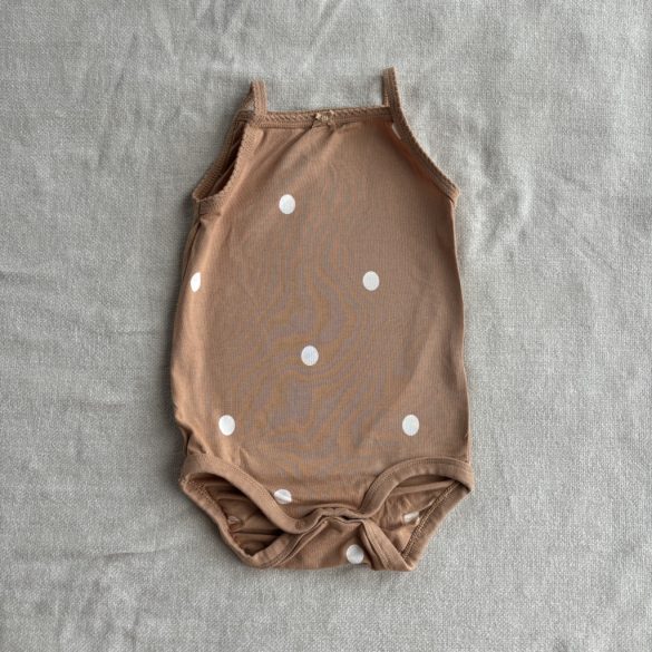 Pöttyös pántos body (74)
