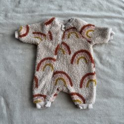 Puha szivárványos rugdalózó (56)