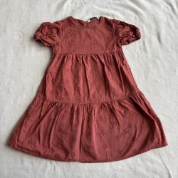Gyönyörű áttört barna ruha (122)