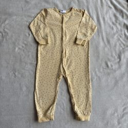 Sárga mintás rugdalózó (86)