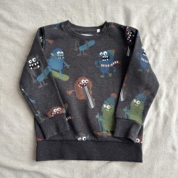 Szörnyecskés pulcsi (122)